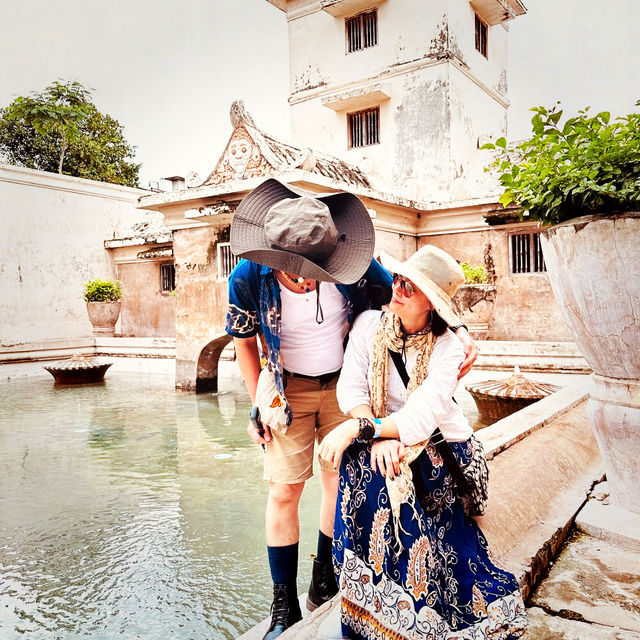 💧「歷史沉睡在水面，低語著王朝的故事。」