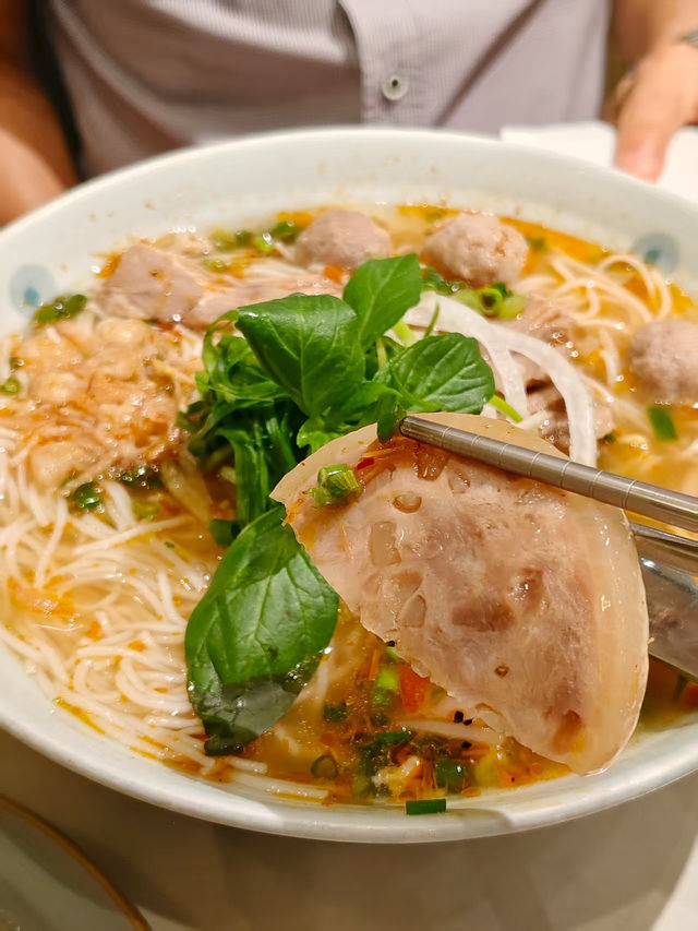灣仔。西貢街頭。檬粉、濱海都好吃！