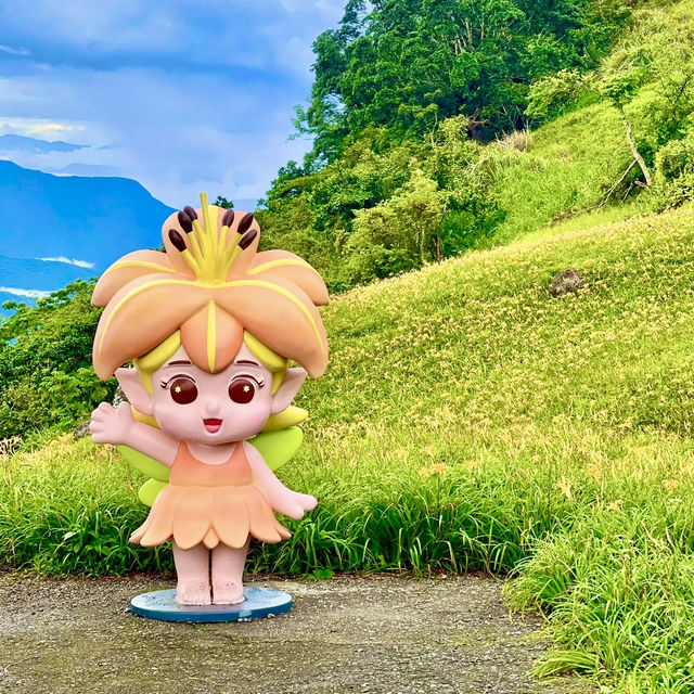 卡通玩偶貓貓蟲咖波及金針花仙子朵拉在六十石山等你同框