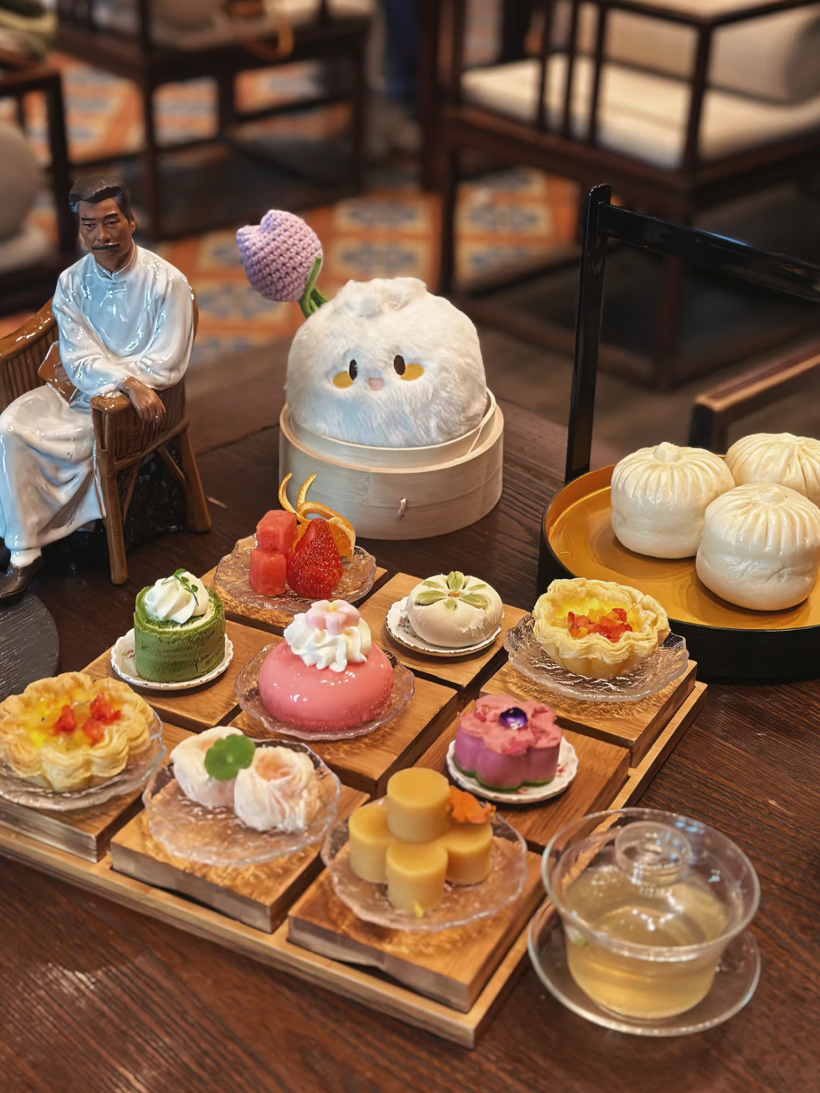 #hellohalloween

Saat mengunjungi Beijing, hanya ada satu hal yang wajib saya lakukan — menikmati teh sore di Laijinyuxuan (来今雨轩), kedai teh berusia seabad yang terletak di dalam Taman Zhongshan, hanya sebatas tembok dari Kota Terlarang.✨

📍 Lokasi: Di ​​dalam Taman Zhongshan (tiket masuk diperlukan 🎫)
🍵 Nama: Kedai Teh Laijinyuxuan

Tempat bersejarah ini bukan sekadar kedai teh yang indah — melainkan tempat yang sarat akan kisah. Bahkan Lu Xun sendiri pernah minum teh di sini, dan setelah menghabiskan sore hari, Anda akan mengerti alasannya. Suasananya terasa tenang, puitis, dan penuh pesona Beijing kuno.

🫖 Pesanan kami:
Kami mencoba set musiman yang cantik bernama "Drunk in Blossoms (醉在繁花)", yang terdiri dari:
• Dua teh pra-makan: Jasmine Spring Drunk (茉莉迎春醉)
• Tiga Roti Sayur Musim Dingin (冬菜包子)
• Satu teko teh Lanxiang Ganlu (兰香甘露)
• Satu Batu Bata Mousse Bunga
• Satu Piring Pencuci Mulut Sembilan-kotak
• Dan bahkan kipas kecil yang lucu untuk disimpan! 🎐

🌸 Jasmine Spring Drunk adalah minuman edisi terbatas, yang dibuat bekerja sama dengan Shuangheshen Beer untuk merayakan ulang tahun ke-110 mereka. Minuman ini memiliki sedikit aroma alkohol — ringan, harum, dan ternyata menyegarkan.

🥢 Roti Sayuran Musim Dingin adalah menu andalan mereka — padat, kaya rasa, dan dipuji oleh Lu Xun sendiri, yang pernah berkata: "Roti di sini benar-benar layak untuk dimakan." Akhirnya kami membeli satu lagi untuk dibawa pulang!