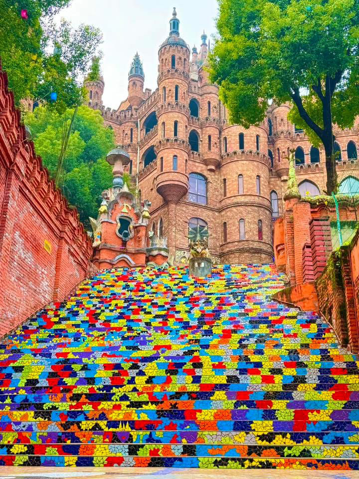 For those who love taking princess-themed photos, this place is highly recommended. The castle is stunning with many photo spots. Although the location might look a bit old, they are constantly renovating it. We even watched the workers meticulously working on it. The entrance fee is incredibly cheap, only 30 yuan per person, and you can take plenty of photos, making it totally worth it. They also offer costume rental and makeup services. If you love photography and have some free time, make sure to visit.

📌 Take Metro Line 2 to Tiantangbao Station, then walk 1.2 km.
Search on Amap for “Huashengyuan Golden Cake Dream Kingdom Park”.