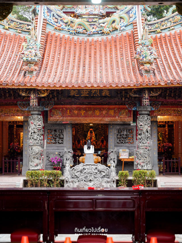 ไหว้พระในวันที่ฝนพรำ บรรยากาศสงบอย่างบอกไม่ถูก ไหว้พระในวันที่ฝนพรำ บรรยากาศสงบอย่างบอกไม่ถูก