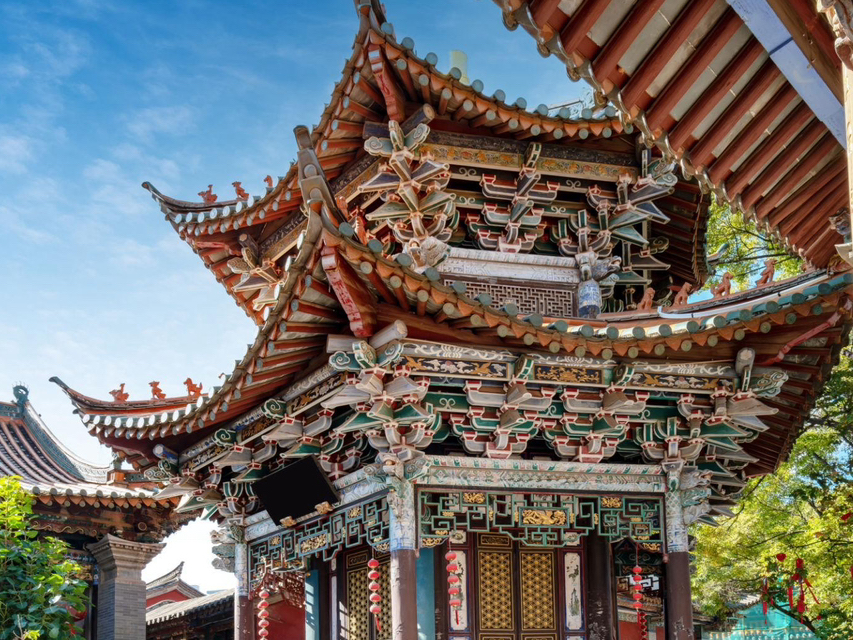 ✨ A Simple, Budget-Friendly, and Cute 5D4N Kunming Itinerary 🌸🚄

Kunming is a breeze to navigate, with great weather year-round, comprehensive subway coverage, and affordable living costs. It's perfect for a relaxing, fatigue-free getaway!

Day 1 : Arrive in Kunming + City Stroll
🌿 Morning / Afternoon
📍Arrive in Kunming
📍Check into a downtown hotel (preferably near a subway station)

🌸 Evening
📍Wander along Nanping Pedestrian Street
📍Snap photos at aesthetic cafes
📍Try local delicacies like Crossing the Bridge Noodles

💰 Budget
📍Food: 80-120 RMB
📍Subway: 2-6 RMB/trip

Day 2 : The Magnificent Stone Forest
🌄 Explore the Stone Forest
📍A must-visit World Heritage Site
📍Marvel at the uniquely shaped limestone formations
📍Perfect for taking photos all day long
🚄 Transportation
📍High-speed train from Kunming takes about 20-30 minutes
💡 Pro-tip for saving money
📍Book train tickets in advance
📍Bring your own water and snacks

Day 3 : Dianchi Lake + Seagulls
🌊 Morning
📍Visit Dianchi Lake
📍Feed the seagulls (especially abundant from year-end to early next year)

🌺 Afternoon
📍Stroll through the lakeside park
📍Relax at a lake-view cafe

🌅 Evening
📍Watch the sunset

💰 Very low cost
📍Mostly just transportation and food expenses

Day 4 : Guandu Ancient Town
🏮 Explore Guandu Ancient Town
Highlights
📍Ancient Chinese architecture
📍Traditional local snack shops
📍Well-priced tea and souvenirs
📍Tons of cute photo spots

🍡 Must-try foods
📍Fried Mantou
📍Yunnan Milk Tea
📍Yunnan Yogurt

Day 5 : Souvenir Shopping & Departure
🛍️ Buy souvenirs
📍Pu'er Tea
📍Dried flowers
📍Yunnan snacks
📸 Stop for some final photos at
📍Green Lake Park
before heading to the airport for your flight home.

💕 This itinerary is perfect for:
📍First-time independent travelers to China
📍Couples
📍Small groups of 2-4 friends
📍Photography, cafe, and nature lovers
   