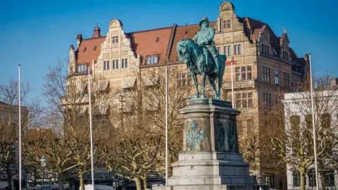 ​[Malmö, Sweden] A Hardcore Traveler's Last Hurrah! A Romantic Stroll from the Central Station to Slottsträdgården. — traveler post in Malmo