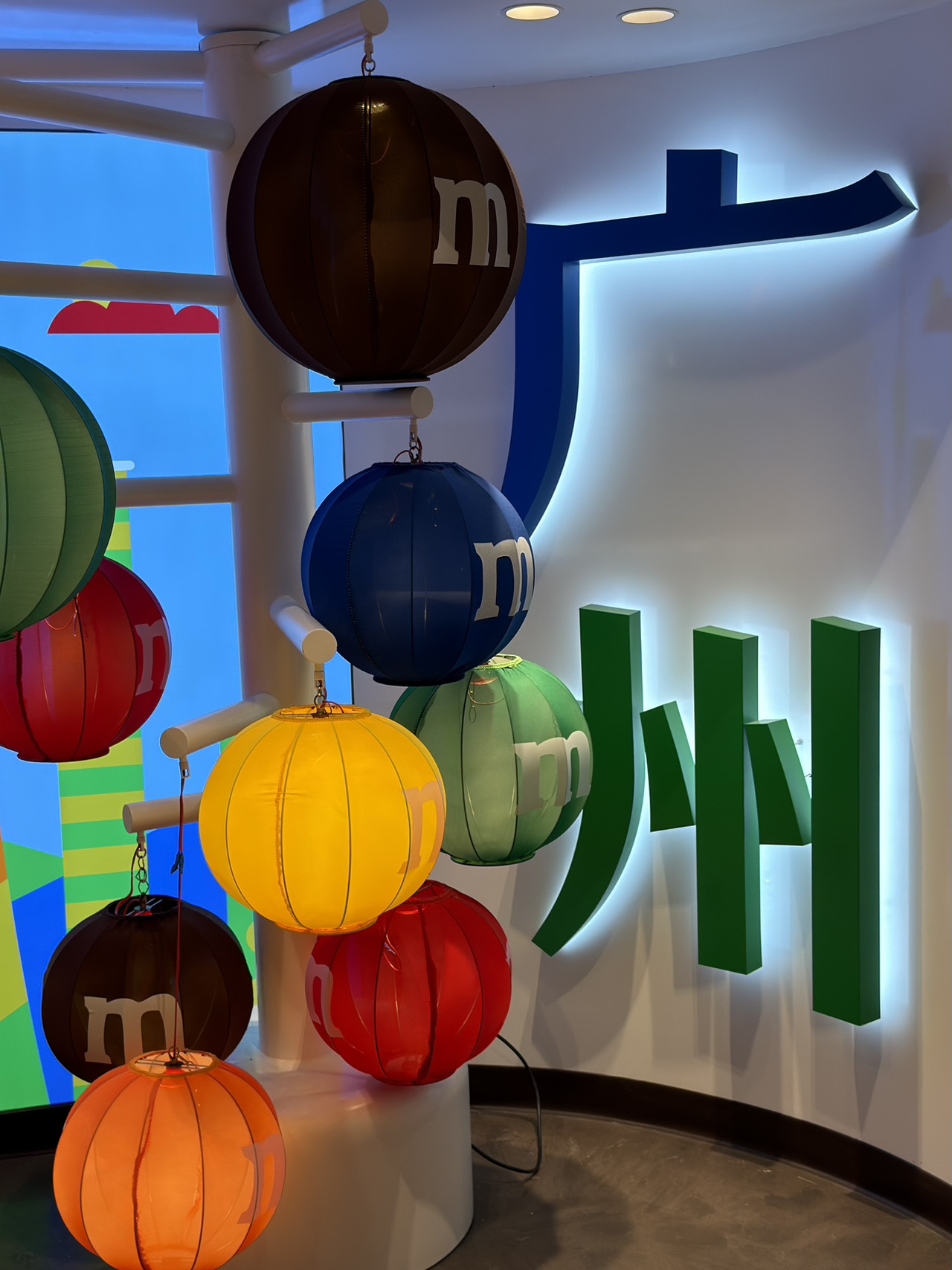 🍬Right in the heart of the city on Beijing Road, a massive three-story M&M's store has just opened its doors.

📸There are tons of photo spots, awesome merch, and the best part—an entire wall of candy where you can create your own custom mix. Up on the third floor, you can grab some special ice cream for 25 RMB.

💰The custom candy mix costs 88 RMB per 250 grams. Plus, if you spend over 170 RMB, you'll get a free little bag and stickers.

Highly recommend checking it out! ❤️