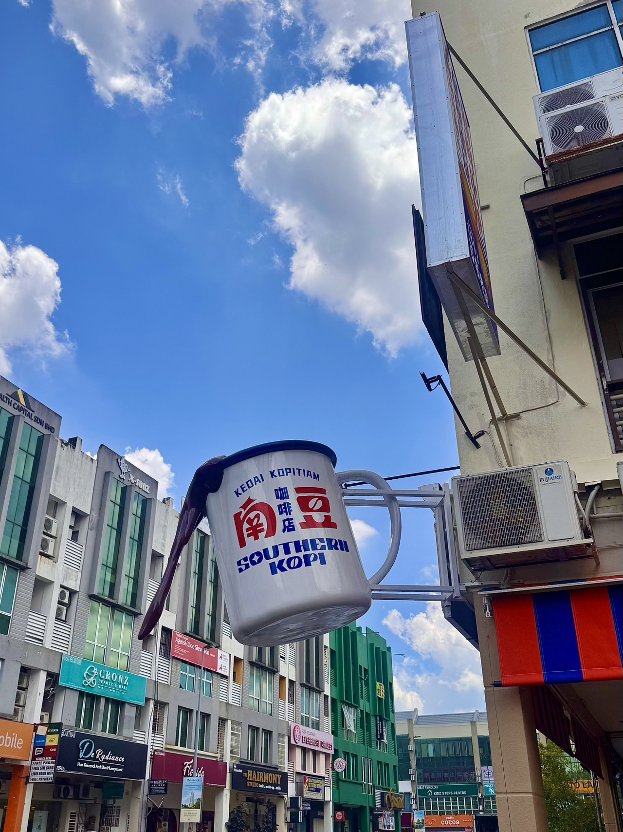 Lagi cari kafe yang ikonik banget? Langsung aja meluncur ke Southern Kopi di Bandar Puteri! Ada patung cangkir kopi raksasa dan egg tart jumbo yang bakal menyambut kamu bahkan sebelum masuk ke dalam.

Interiornya yang penuh nostalgia menghadirkan kembali pesona kopitiam jadul Malaysia, memadukan dekorasi vintage dengan suasana yang hangat dan nyaman. Menunya pun nggak kalah seru, ada nasi lemak andalan, laksa kari yang kaya rasa, ramen fusion yang unik, kopi lokal yang harum, dan berbagai pilihan menu favorit khas Malaysia lainnya.

Mau sarapan, makan siang, atau sekadar kopi sore, Southern Kopi jadi tempat asyik buat menikmati comfort food sambil hunting foto-foto estetik buat Instagram.

Hidden gem di Puchong yang wajib masuk ke dalam daftar kulineran kamu!
