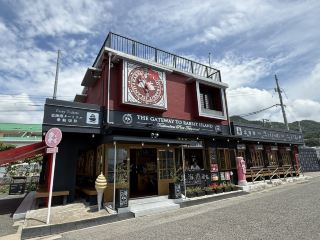 忠海駅から船で大久野島へウサギに餌やり。餌は忠海駅の売店で購入可能、島内では販売なし。夕日がとても綺麗で、ウサギもさらに。