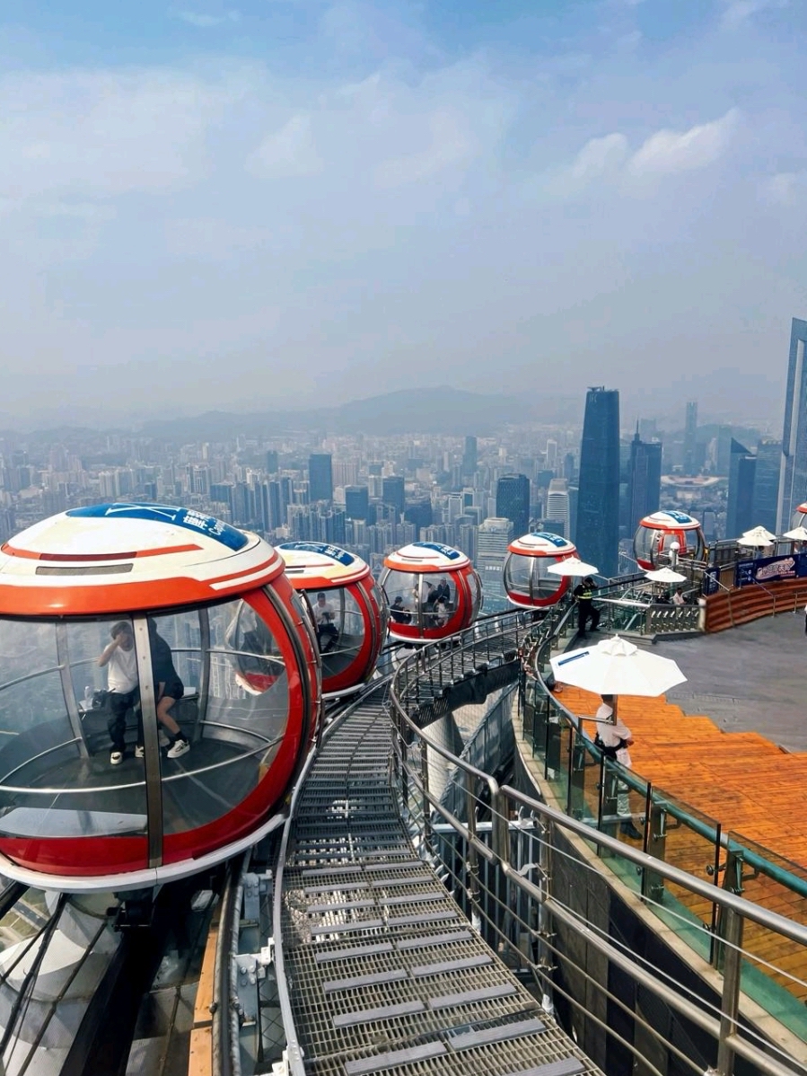 Kalau ini pertama kalinya kamu ke Guangzhou, itinerary 3 hari ini merangkum perpaduan terbaik antara ikon modern, kawasan bersejarah, kafe hits, dan budaya lokal. Hampir semua tempat wisata gampang dijangkau pakai metro, jadi cocok banget buat traveler mandiri.

⸻

Hari 1 – Modernitas Guangzhou & Pemandangan Cakrawala Kota

15. 00 – Tiba di Guangzhou & check-in hotel

16. 30 – Huacheng Square
Jalan-jalan santai di kawasan pusat bisnis (CBD) modern Guangzhou yang dikelilingi gedung pencakar langit megah.

17. 30 – Canton Tower
Sampai di sini sebelum matahari terbenam supaya bisa menikmati pemandangan siang sekaligus malam hari.

18. 30 – Bubble Tram (Kereta Gantung)
Naik Bubble Tram yang terkenal di sekitar Canton Tower saat golden hour untuk melihat pemandangan Sungai Mutiara yang paling spektakuler.

19. 30 – Pemandangan Malam Sungai Mutiara
Nikmati pemandangan cakrawala kota yang penuh cahaya dan jalan setapak di tepi sungai.

20. 30 – Makan malam di sekitar sana sebelum kembali ke hotel.

⸻

Hari 2 – Menjelajahi Sisi Bersejarah Guangzhou

08. 00 – Sarapan

09. 00 – Pulau Shamian
Jalan-jalan di area bergaya Eropa yang tenang dengan arsitektur kolonial dan kafe-kafe cantik.

10. 30 – Promenad Hotel White Swan

11. 00 – Area Pemandangan Teluk Lychee
Menyusuri kanal tradisional dengan deretan bangunan bergaya Lingnan kuno.

12. 00 – Yongqing Fang
Salah satu distrik warisan paling menawan di Guangzhou, memadukan bangunan bersejarah yang dipugar dengan kafe trendi, butik, dan jajanan lokal.

13. 30 – Makan siang

14. 30 – Balai Leluhur Keluarga Chen
Kagumi salah satu contoh arsitektur tradisional Kanton terbaik di China.

16:30 – Taman Danau Liwan
Bersantai di tepi danau dan nikmati sisi kota yang lebih tenang.

18. 30 – Jalan Pejalan Kaki Beijing Road
Jelajahi jalan belanja paling terkenal di Guangzhou sambil mencicipi street food lokal.

19. 30 – Kuil Dafo
Kunjungi setelah hari gelap saat kuil diterangi lampu-lampu yang indah.

⸻

Hari 3 – Kawasan Hits Sebelum Kepulangan

08. 30 – Sarapan

09. 30 – Dongshankou
Temukan kawasan paling hits di Guangzhou yang penuh dengan kafe independen, toko vintage, dan vila-vila bersejarah.

11:30 – Hunting foto & nongkrong di kafe

13. 00 – Makan siang

14. 00 – Belanja menit terakhir atau bersantai sebelum menuju bandara atau stasiun kereta api.

⸻

Tips Perjalanan Tambahan
	· Kunjungi Canton Tower sekitar jam 17:30 buat dapetin momen sunset dan lampu kota.
	· Bubble Tram paling cantik dinaiki saat golden hour atau setelah gelap.
	· Eksplor Pulau Shamian pagi-pagi sekali biar belum terlalu ramai.
	· Kunjungi Kuil Dafo setelah matahari terbenam saat lampunya sudah menyala.
	· Pakai sepatu jalan yang nyaman—itinerary ini bakal menghabiskan sekitar 15.000–20.000 langkah per hari.
	· Gunakan Metro Guangzhou biar lebih hemat waktu dan biaya.