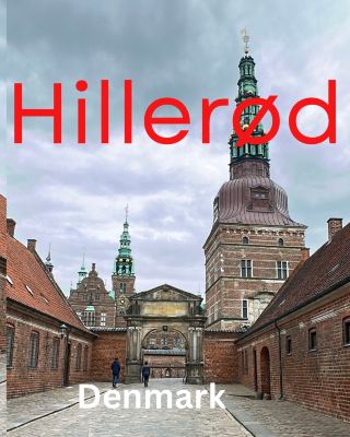 Hillerød (ฮิลเลอเรอด) เป็นเมืองทางตอนเหนือของเกาะเชลแลนด์ ประเทศเดนมาร์ก 
ที่มีบรรยากาศเงียบสงบ รายล้อมด้วยธรรมชาติ และเต็มไปด้วยกลิ่นอายประวัติศาสตร์ราชวงศ์เดนมาร์ก
จุดเด่นของเมืองนี้คือความลงตัวระหว่างสถาปัตยกรรมระดับโลก วิวธรรมชาติ และวิถีชีวิตท้องถิ่นที่สโลว์ไลฟ์

จุดเช็กอินและไฮไลต์ที่ไม่ควรพลาด
 · ปราสาทเฟรเดอริกสบอร์ก (Frederiksborg Castle): ปราสาทสไตล์เรอเนสซองส์ที่ใหญ่ที่สุดในสแกนดิเนเวีย ตั้งอยู่บนเกาะเล็กๆ กลางทะเลสาบ ด้านในเป็นพิพิธภัณฑ์ประวัติศาสตร์แห่งชาติ จัดแสดงห้องโถง 
วัตถุโบราณ และภาพวาดราชวงศ์อย่างวิจิตรบรรจง
 · สวนปราสาทบาโรก (Baroque Garden): สวนสวนพฤกษศาสตร์ตัดแต่งรูปทรงเรขาคณิตอันงดงาม เหมาะกับการเดินเล่น ถ่ายรูปมุมกว้างคู่กับตัวปราสาท และนั่งพักผ่อนริมน้ำ
 · เรือล่องทะเลสาบ (The Little Ferry): เรือไม้ลำเล็กๆ ที่ให้บริการนั่งชมวิวปราสาทจากกลางน้ำ 
    วิ่งเชื่อมระหว่างจัตุรัสกลางเมืองกับตัวปราสาทในช่วงฤดูสปริงถึงฤดูใบไม้ร่วง
 · ย่านย่านจัตุรัสกลางเมือง (Torvet) & ถนนคนเดิน: แหล่งรวมร้านกาแฟบรรยากาศอบอุ่น ร้านค้าท้องถิ่น 
    ร้านขายของเบกเกอร์รี่ และร้านขายเครื่องประดับตกแต่งสไตล์นอร์ดิก
 · ป่า Store Dyrehave & Gribskov: พื้นที่ป่าธรรมชาติขนาดใหญ่รอบเมือง เหมาะกับการเดินสูดอากาศ
    บริสุทธิ์ ชมต้นไม้ใหญ่ และสัมผัสความสงบแบบแท้จริง
บรรยากาศโดยรวม
เมืองนี้ให้ความรู้สึกไม่เร่งรีบ ได้ความโปร่งสบายของลมเย็นริมทะเลสาบ เหมาะกับการจัดเป็นทริปเดินเล่น
ถ่ายภาพสบายๆ สัมผัสทั้งงานสถาปัตยกรรมคลาสสิก จิบกาแฟในคาเฟ่น่ารักๆ และธรรมชาติอันร่มรื่นในวันเดียว
