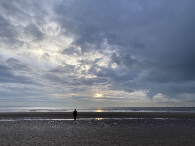 🌊 Crosby Beach Tranquil Retreat 🌅