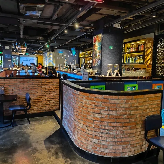 Late Lunch at Blue Frog