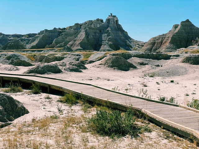 🥾 Top Hikes in Badlands National Park – Walk Among the Wild Formations 🌄