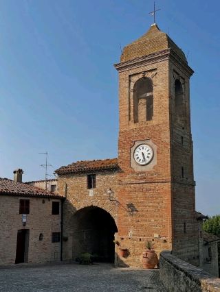 Castiglioni di Arcevia: A Timeless Hamlet in Le Marche Hills