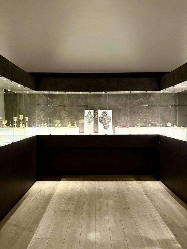 Between Art and Silence Between Art and Silence