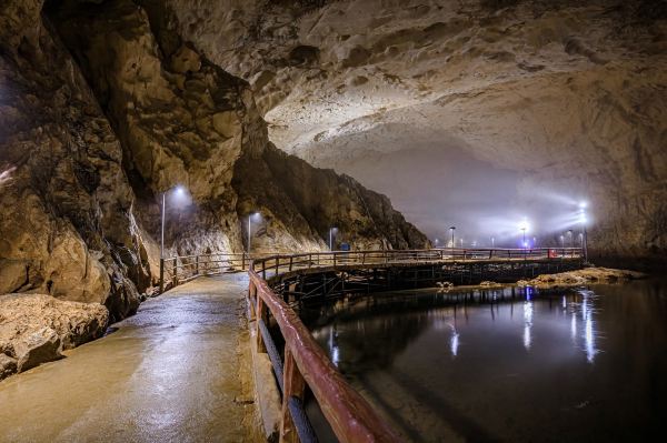 Japan's Largest Limestone Cave! Explore the Mysterious Underground