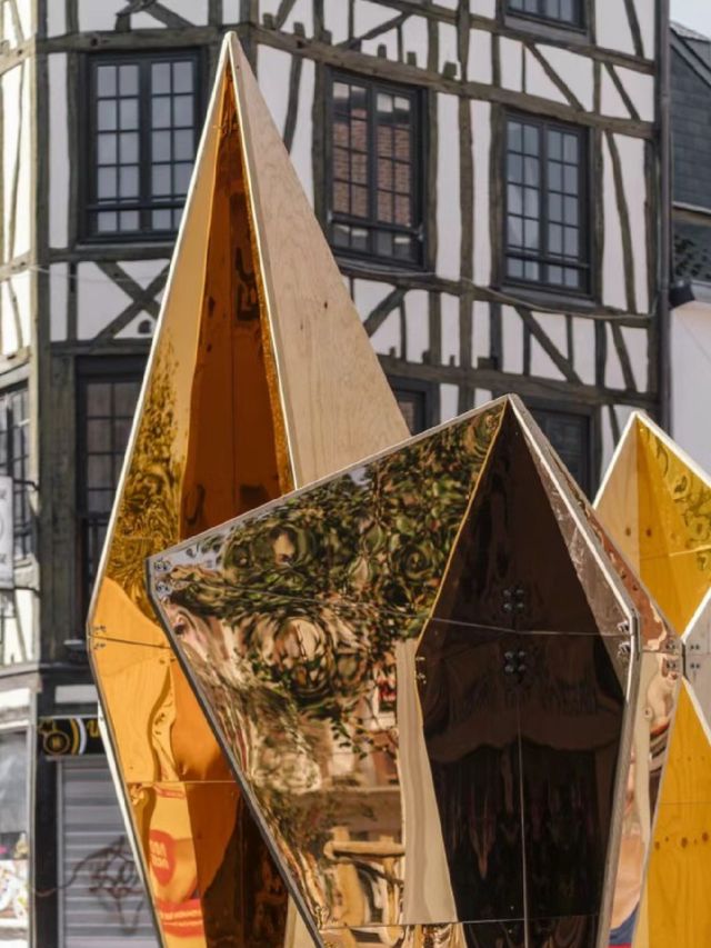 教堂前的菱形金色“森林”·藝術裝置