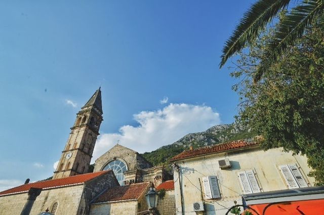一小時逛完歐洲最美小鎮，300常駐人口卻有16家教堂