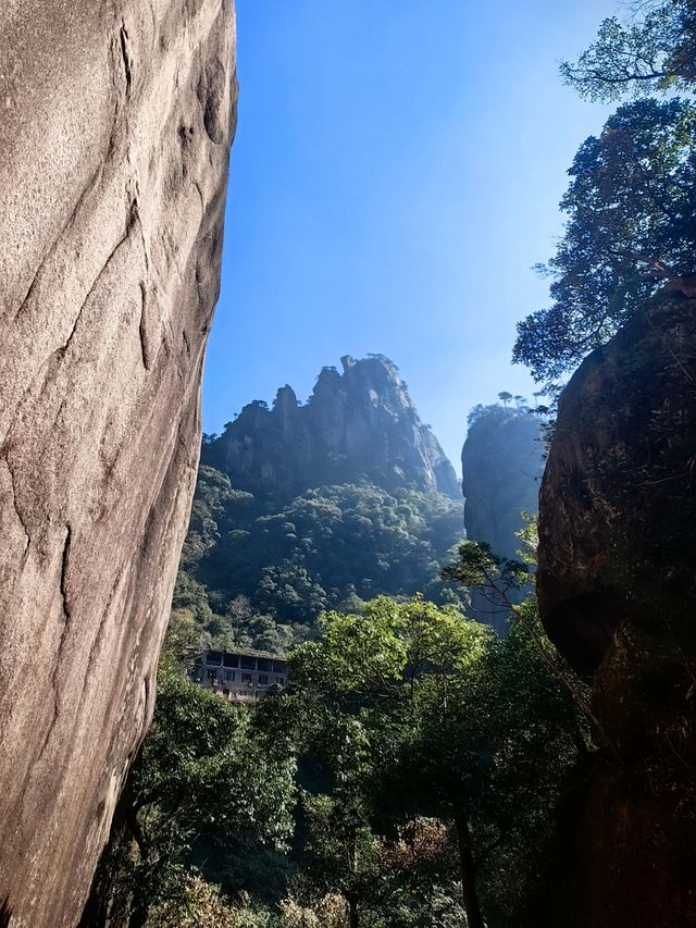 三清山,在14億年花崗岩包圍中的秀美石林 三清山,在14億年花崗岩包圍中的秀美石林