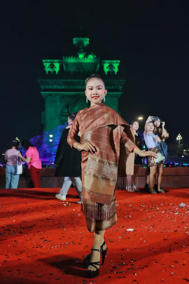 ท่องเที่ยว || ในประเทศต่างประเทศ - ฉลองวันปีใหม่ที่มีความสุขและมีความหมายในลาว