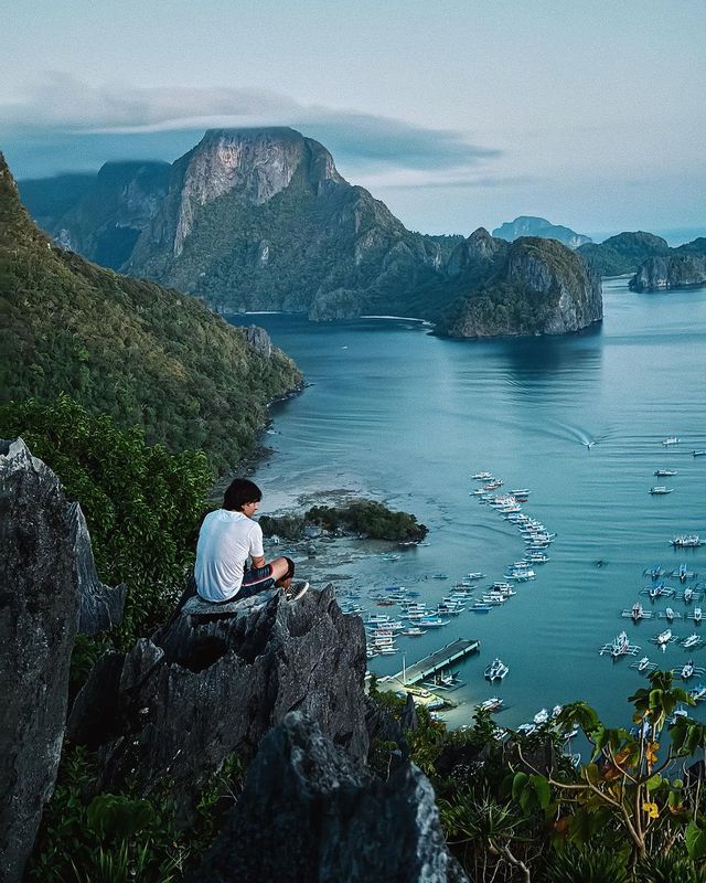 Forgot the snooze button; wake up to the adrenaline rush of Taraw Cliff in El Nido! Spoiler alert: The views up there are worth the early rise. 🌄