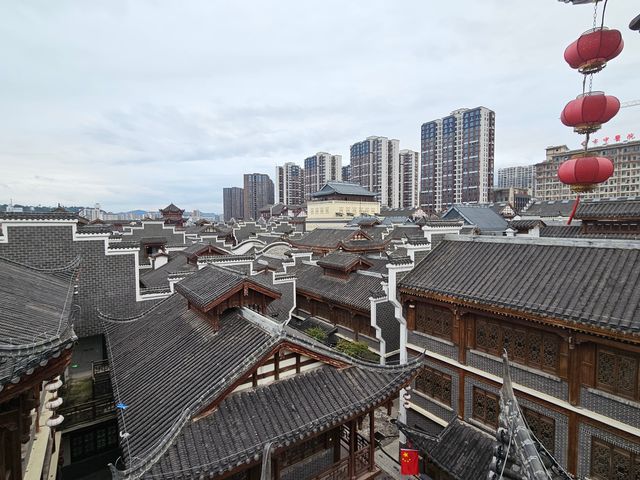 搭了七個多小時高鐵終於到張家界了 ​ ​第一天先隨意在市區溜達，發現這邊的空氣質素真的超好，它是清新