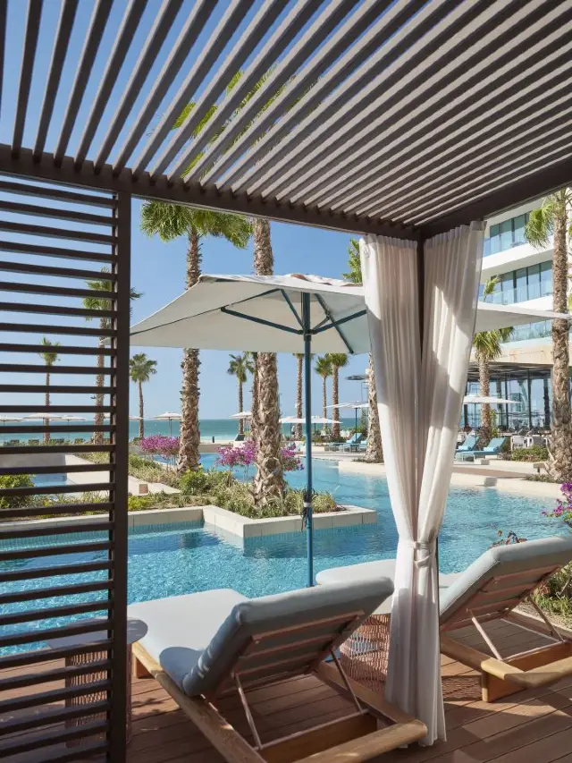 🌟 Dubai's Dazzling Beachfront Escape 🌟