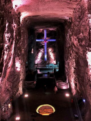 Explore the mysterious Catedral de Sal de Zipaquirá, 137 meters underground in Colombia!