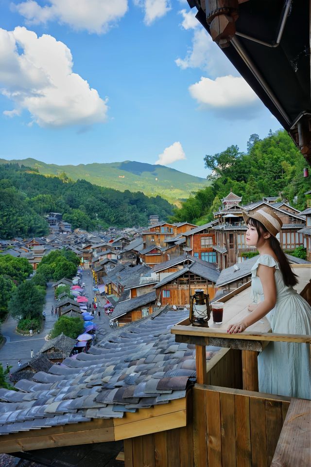 房間內就可俯瞰貴州千年古寨風光。