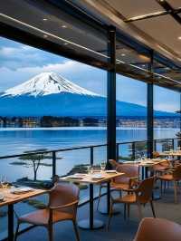 一泊二食搭配泡湯欣賞富士山山景，還有免費巴士接送。