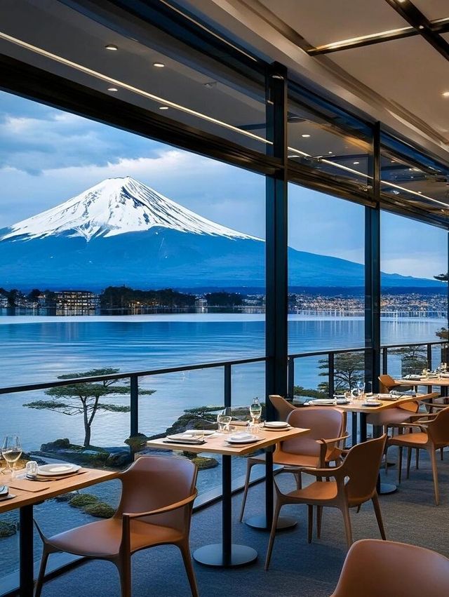 一泊二食搭配泡湯欣賞富士山山景，還有免費巴士接送。