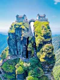 以下是一篇梵淨山的旅遊攻略： 景區基本資訊 - 地址：位於貴州省銅仁市，東山門在江口縣黑灣河