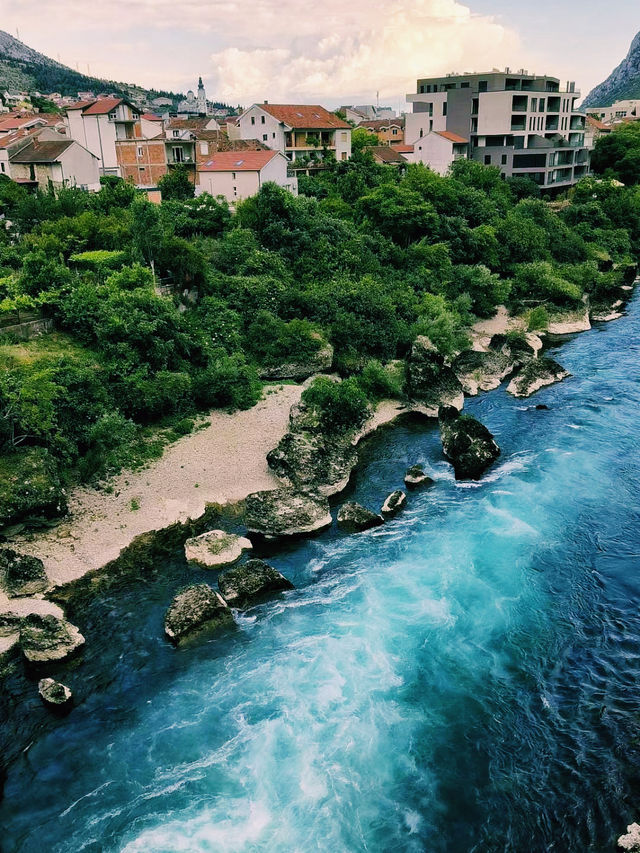 波黑著名小鎮莫斯塔爾景點：老橋。適合拍照打卡、週末閒暇度假地！ 