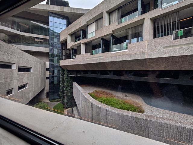 睡進懸崖礦谷，泡在雲端溫泉