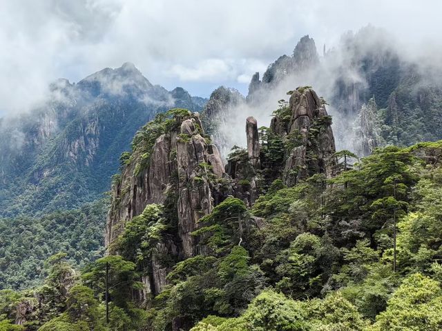 頂著25℃嘅暖陽，我用8小時走完黃山最硬核嘅徒步路線！雖然天都峰臨時關閉有啲小遺憾，但呢絕對係