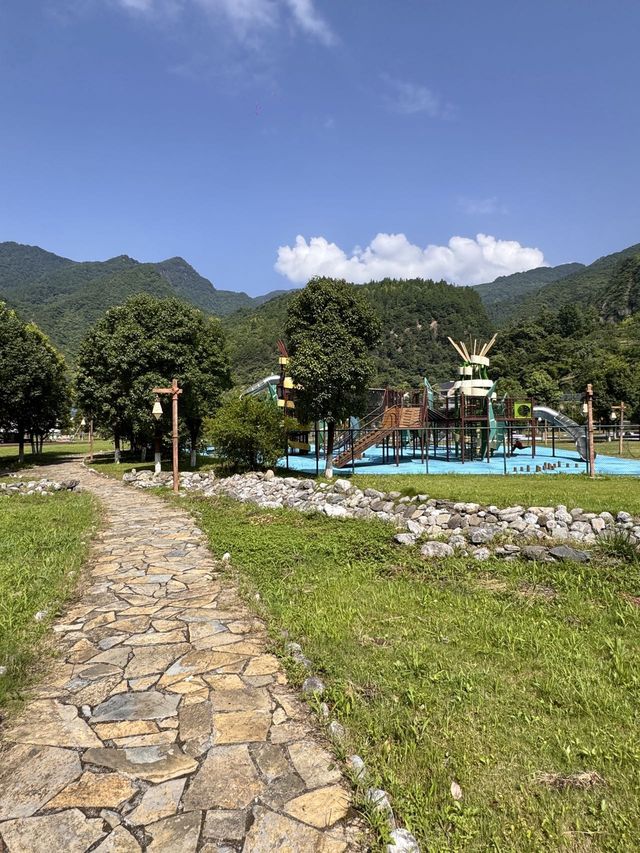 ｜喺山裏住到唔想走嘅staycation日常  上星期主城熱到溶晒，一腳油門衝入山裏，竟撞入呢座被