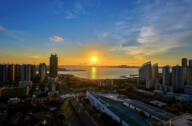 湛江金沙灣 不用離開城市，就能擁抱陽光沙灘！ 1.5公里濱海步道，椰林樹影，適合散步/騎行  沿途設