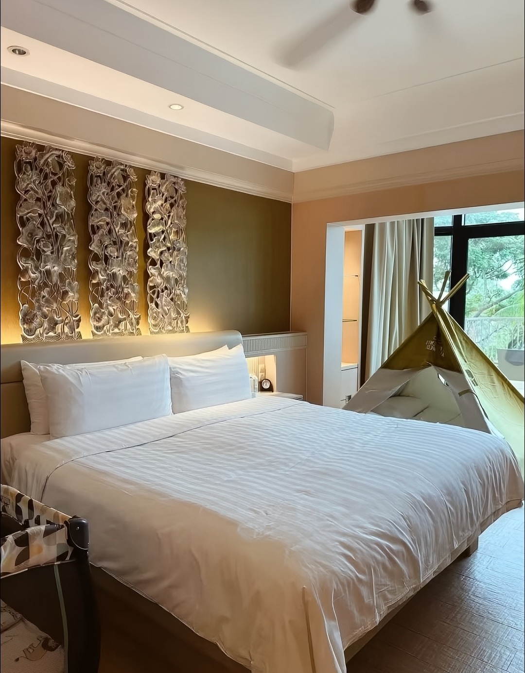 🌈 Sorotan Tema: Shangri-La Singapore benar-benar tahu cara bersenang-senang! 🌿 Oase tersembunyi di tengah keramaian Orchard Road, seluruh taman dipenuhi tanaman tropis, seperti melangkah ke hutan hujan Asia Tenggara~ Kemewahan klasik dengan sentuhan hangat, sempurna untuk perjalanan keluarga atau liburan romantis, dan Anda bahkan mungkin melihat tupai kecil 🐿️. Suasana damai di tengah keramaian benar-benar luar biasa!

🏘️ Tipe/Desain Kamar: Kami menginap di kamar dengan pemandangan taman yang luar biasa! 🌳 Balkon menghadap kolam renang dan pepohonan hijau, dan kamarnya cukup luas untuk bersantai~ Furnitur kayu terasa berkualitas tinggi, tempat tidur lembut seperti awan ☁️, lemari pakaian dan kamar mandi terpisah dengan baik, dan cermin rias bahkan dilengkapi lampu—sangat perhatian. Detailnya benar-benar mengesankan saya!

🧹 Kedap Suara/Kebersihan: Kedap suara sangat mengejutkan! 🤫 Meskipun kolam renang di luar cukup ramai, kamar sangat tenang, dan Anda bahkan tidak mendengar langkah kaki di lorong~ Kebersihan sangat sempurna, dengan meja dan tempat tidur yang bersih, ubin kamar mandi yang berkilau ✨, bahkan tepi bathtub pun bersih. Pecinta kebersihan pasti akan senang!

🎯 Fasilitas Hiburan: Area kolam renang adalah sorotan utama! 🏊‍♀️ Beberapa kolam terhubung, termasuk area dangkal yang cocok untuk anak-anak dan area dewasa dengan pemandangan taman~ Peralatan gym sangat baru dan berkilau 💪, aromaterapi di spa sangat menenangkan, dan berjalan-jalan di taman saat senja sambil mendengar kicauan burung sangatlah santai!

💰 Biaya Rata-rata: Selama musim puncak, kamar dengan pemandangan taman berkisar antara 1500-2000 RMB/malam 👀. Termasuk sarapan lebih baik lagi, dengan begitu banyak pilihan yang memukau~ Meskipun tidak murah, lokasi, layanan, dan lingkungannya sangat luar biasa, menjadikannya sangat bernilai. Sesekali memanjakan diri—sangat layak!

💗 Tips Lainnya: Datanglah untuk sarapan lebih awal! Tiba pukul 7 pagi untuk mendapatkan tempat duduk dekat jendela dengan pemandangan taman 🍳. Jika handuk kolam renang habis, cukup minta kepada staf—mereka akan dengan senang hati menyediakan dan bahkan menatanya untuk Anda~ Hanya 10 menit berjalan kaki ke distrik belanja Orchard Road, dan setelah berjalan kaki yang melelahkan, berendam di kolam renang sangat menyegarkan! Jangan lupa membawa pakaian renang dan obat nyamuk~ 🦟