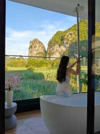 棲於明仕聚寶盆,一窗山水一窗福 推開門,喀斯特的青黛便撞進眼底——「畫山雲野Scenic山水度假