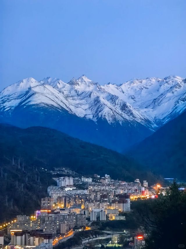 推開窗就能看到雪山！康定這間藏式美學酒店實在太夢幻了！✨