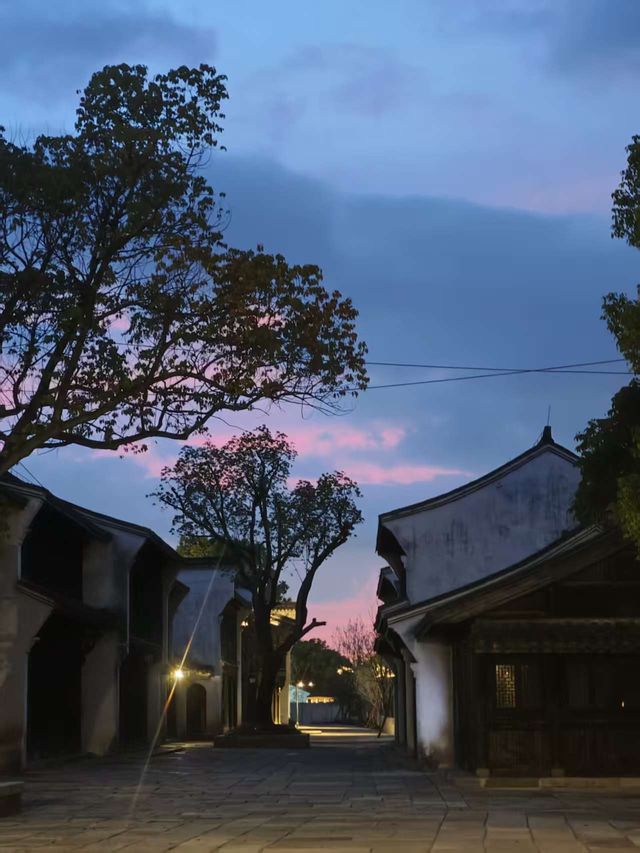 在古城的留白裡,聽見潮聲與童聲 在古城的留白裡,聽見潮聲與童聲