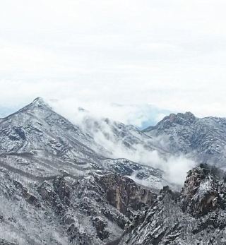Yao Mountain after Snowfall Looks Like an Ink Painting