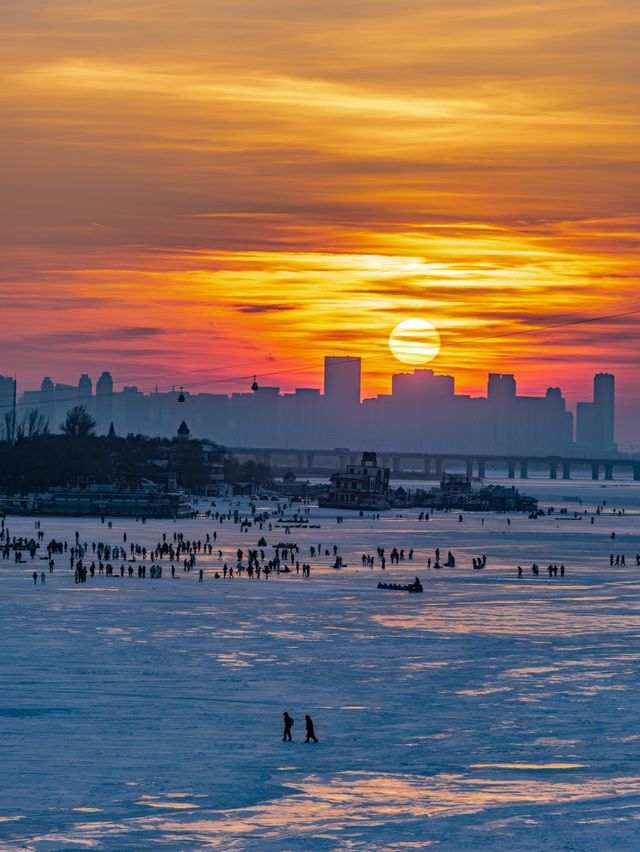 震撼！冰凍期松花江美成天然滑雪場，日落+摩天輪絕了！