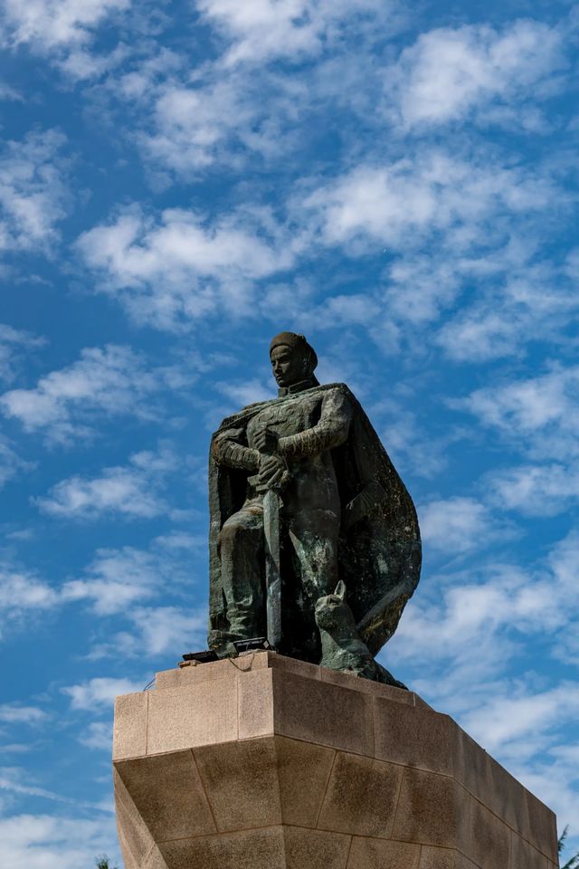 ### **環翠樓2天1夜“威海之眼”深度遊攻略(預算2000元/人)**
**主題:**一城山海 ### **環翠樓2天1夜“威海之眼”深度遊攻略(預算2000元/人)**
**主題:**一城山海