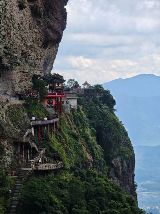 閩南の小さな黄山！私は霊通山の崖の古寺で現実版の天空の城を見つけました！