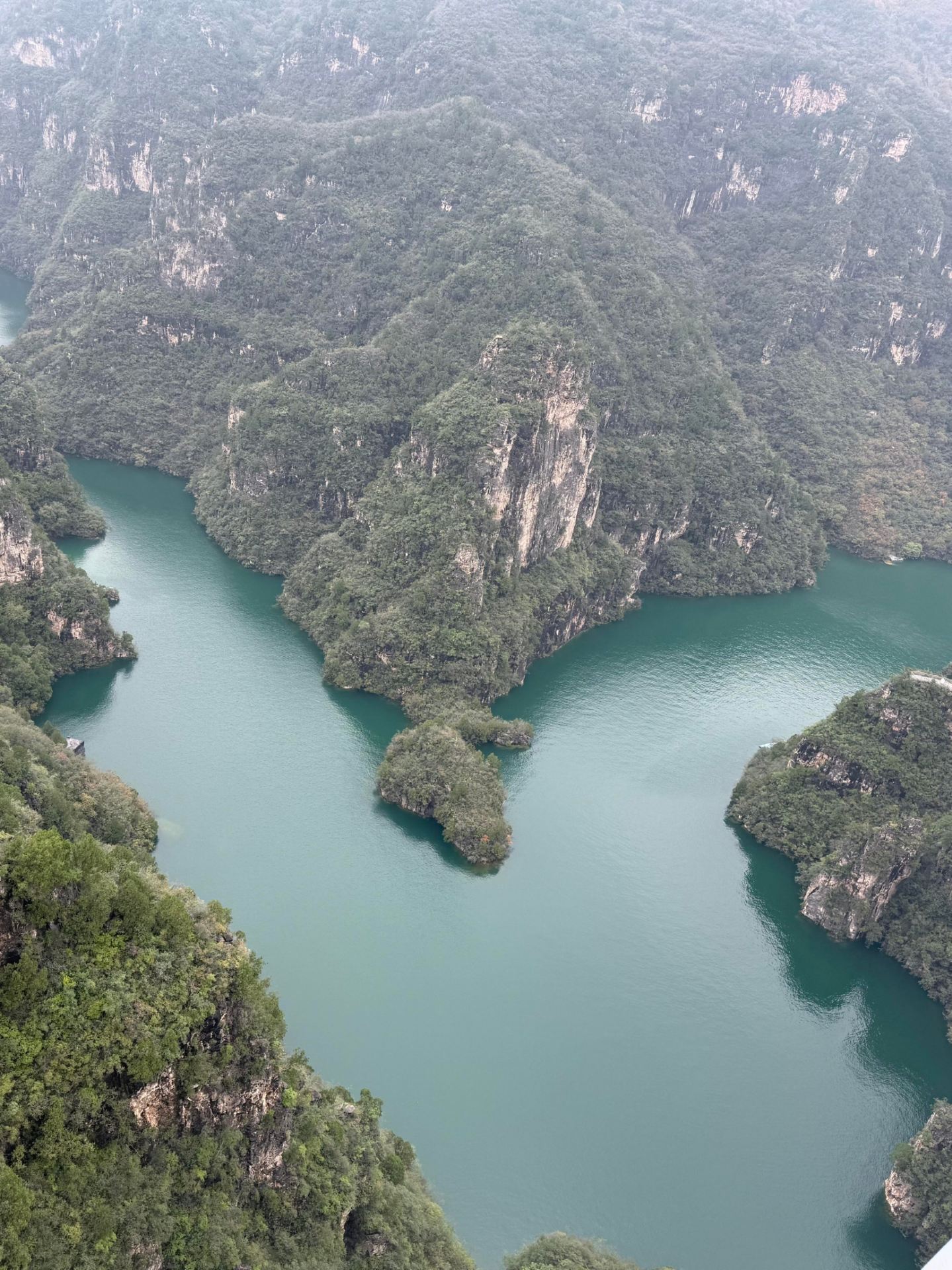 Kawasan wisata tingkat 5A di Provinsi Henan ini secara mengejutkan menyembunyikan "Laut Zamrud" dan aktivitas bungee jumping tebing.