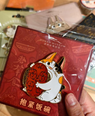 I originally just came to see the "Lady Xin Zhui's banquet" VR exhibition.
But after coming out,
I spent almost an hour browsing the Hunan Museum gift shop...
Friends planning to visit the Hunan Museum this summer,
don't miss these 4 gift shops👇
⭐️⭐️⭐️ Contender 1 | Large gift shop on the 1st floor to the right
This is likely the largest gift shop area in the museum.
It has everything from figurines, bags, and stationery to various collection-inspired merchandise,
perfect for first-time visitors to just walk through.
The pro is that it's comprehensive.
The con is that it's so comprehensive it's easy to get overwhelmed,
and some products aren't exactly cheap.
It falls into the category of:
"If you want to buy something, you'll definitely find it, but it might not be the best value."
Recommendation rating: ⭐⭐⭐
· —
⭐️⭐️⭐️⭐️ Contender 2 | Small fridge magnet shop at the special exhibition exit
It's not big.
But fridge magnet fans won't be able to walk away.
It feels like all the most popular fridge magnets,
badges, and small charms from the entire Hunan Museum have been condensed here.
It's a classic case of:
the shop is small,
but it's very comprehensive.
The fridge magnet wall is theirs!
If you have limited time,
and want to buy souvenirs quickly,
· —
⭐️⭐️⭐️⭐️⭐️ Contender 3 | Gift shop at the entrance of the "Lady Xin Zhui's banquet" VR exhibition
The biggest surprise today.
It's also my personal favorite.
The overall design is clearly more youthful.
Fridge magnets, bookmarks, journals, blessing cards, bracelets...
everything is stuff young people will like.
And the most important thing:
the prices are really friendly.
I was just at the banquet with Lady Xin Zhui in the VR,
and now I can take home the same merchandise.
This experience is amazing.
It falls into the category of:
"Want it, so I got it."
PS: If you see the VR exhibition now, it seems there's an event where you can get a free fridge magnet!
· —
⭐️⭐️⭐️⭐️⭐️ Contender 4 | Digital Han Life on the 4th floor
If the first 3 shops are for shopping,
this one is more like browsing a lifestyle space.
You can drink Cha Yan Yue Se,
you can rest,
and you can look at design-focused cultural and creative products.
The black cat series is ridiculously cute.
I couldn't help myself,
and ended up taking home a black cat plushie and a collaboration bag.
The number of products here isn't the highest,
but the aesthetic is definitely the ceiling of the whole museum.
Plus, it's not crowded.
It's the kind of hidden gem that many people miss when they come to the Hunan Museum.
· —
Summary:
🏆 Most fun shopping: Lady Xin Zhui VR exhibition shop
🏆 Best for photos: 4th floor Digital Han Life
🏆 Must-visit for fridge magnet fans: Special exhibition exit shop
🏆 Most comprehensive selection: 1st floor large gift shop area
I originally just came to see the exhibition.
But I ended up leaving with a pile of cultural and creative products.
I have to say,
the most dangerous place in the Hunan Museum,
might not be the exhibition halls at all.
It's the gift shops. 😂