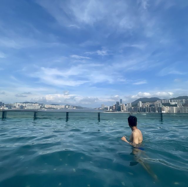 房間及泳池都擁有無敵維港海景酒店