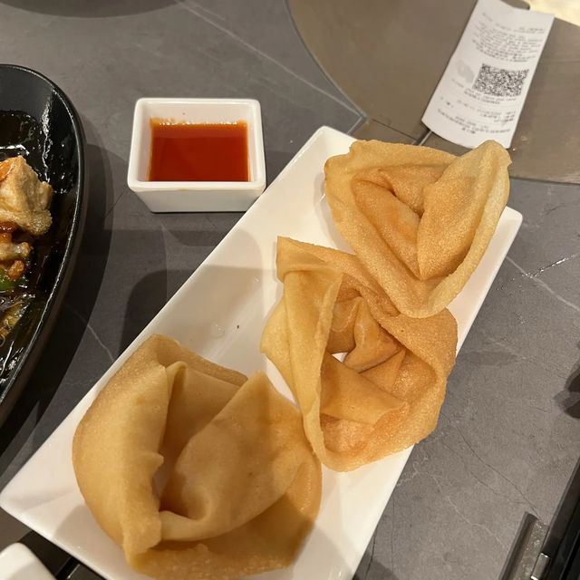 ☔️八號風球下輕鬆飲茶！潮洲風味肉碎粥必食，仲有熱辣辣的點心！🥟