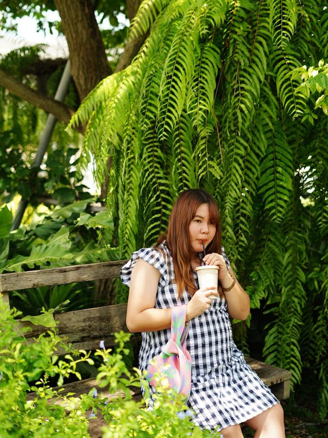 คาเฟ่กลางสวนดอกไม้ Lifehouse Cafe ฉะเชิงเทรา