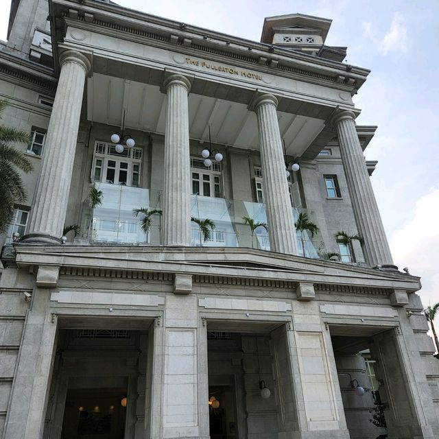 The Fullerton Hotel Surroundings